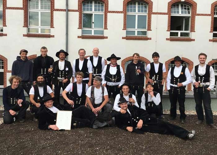 Das Team der Zimmerei Feuerbach bei einem Richtfest 2020